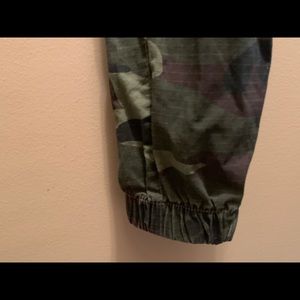 Men’s small camo cargo rips too jogger size small